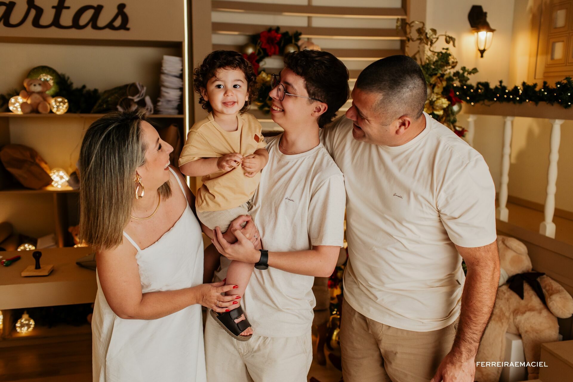 Foto Destinatário Papai Noel - Especial de Natal 2025 - Fotógrafo de estúdio em Araranguá - Cenário temático para fotografar - Araranguá - SC Foto Destinatário Papai Noel - Especial de Natal 2025 - Fotógrafo de estúdio em Araranguá - Cenário temático para fotografar - Araranguá - SC - Imagem 119