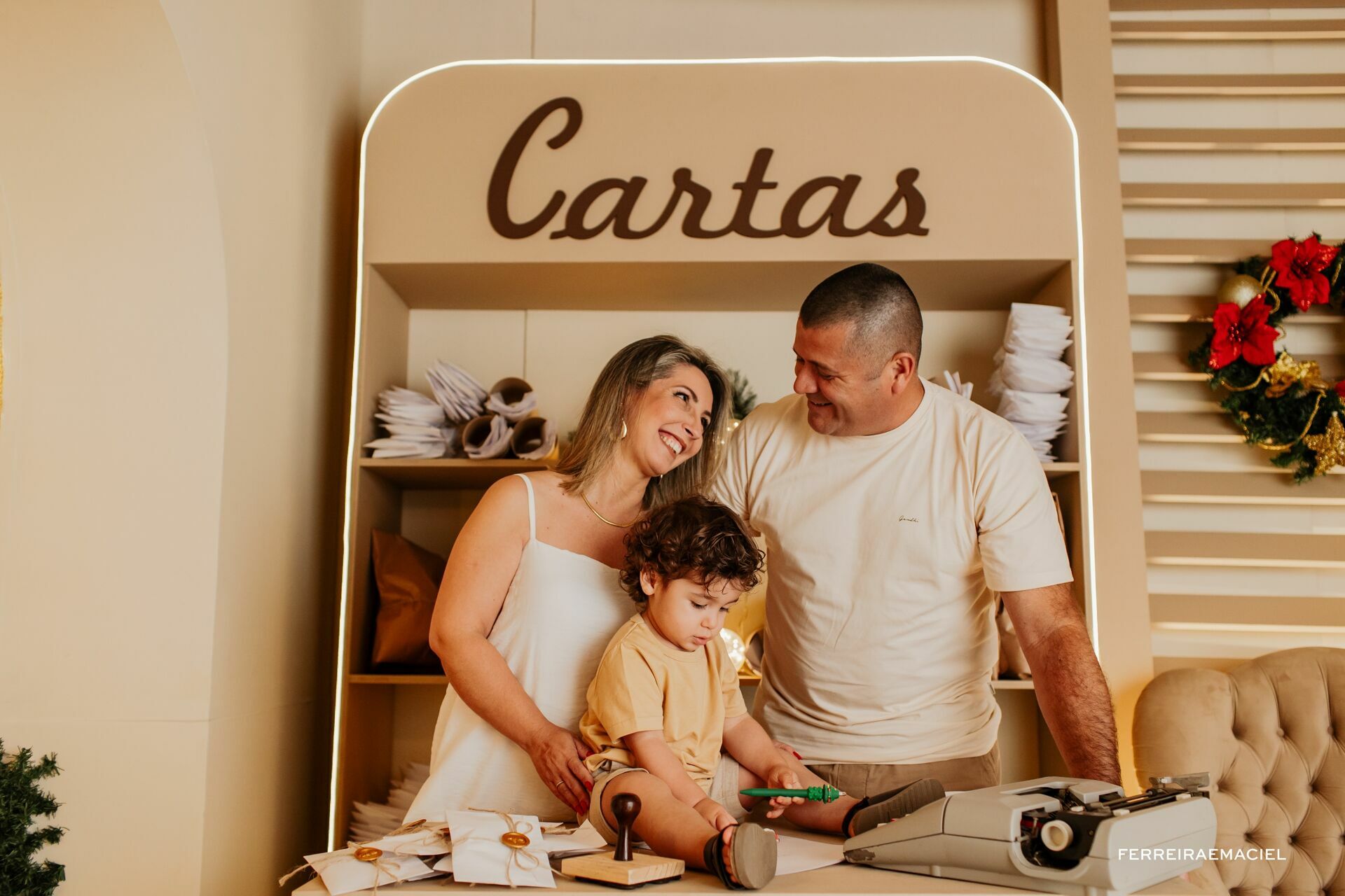 Foto Destinatário Papai Noel - Especial de Natal 2025 - Fotógrafo de estúdio em Araranguá - Cenário temático para fotografar - Araranguá - SC Foto Destinatário Papai Noel - Especial de Natal 2025 - Fotógrafo de estúdio em Araranguá - Cenário temático para fotografar - Araranguá - SC - Imagem 121