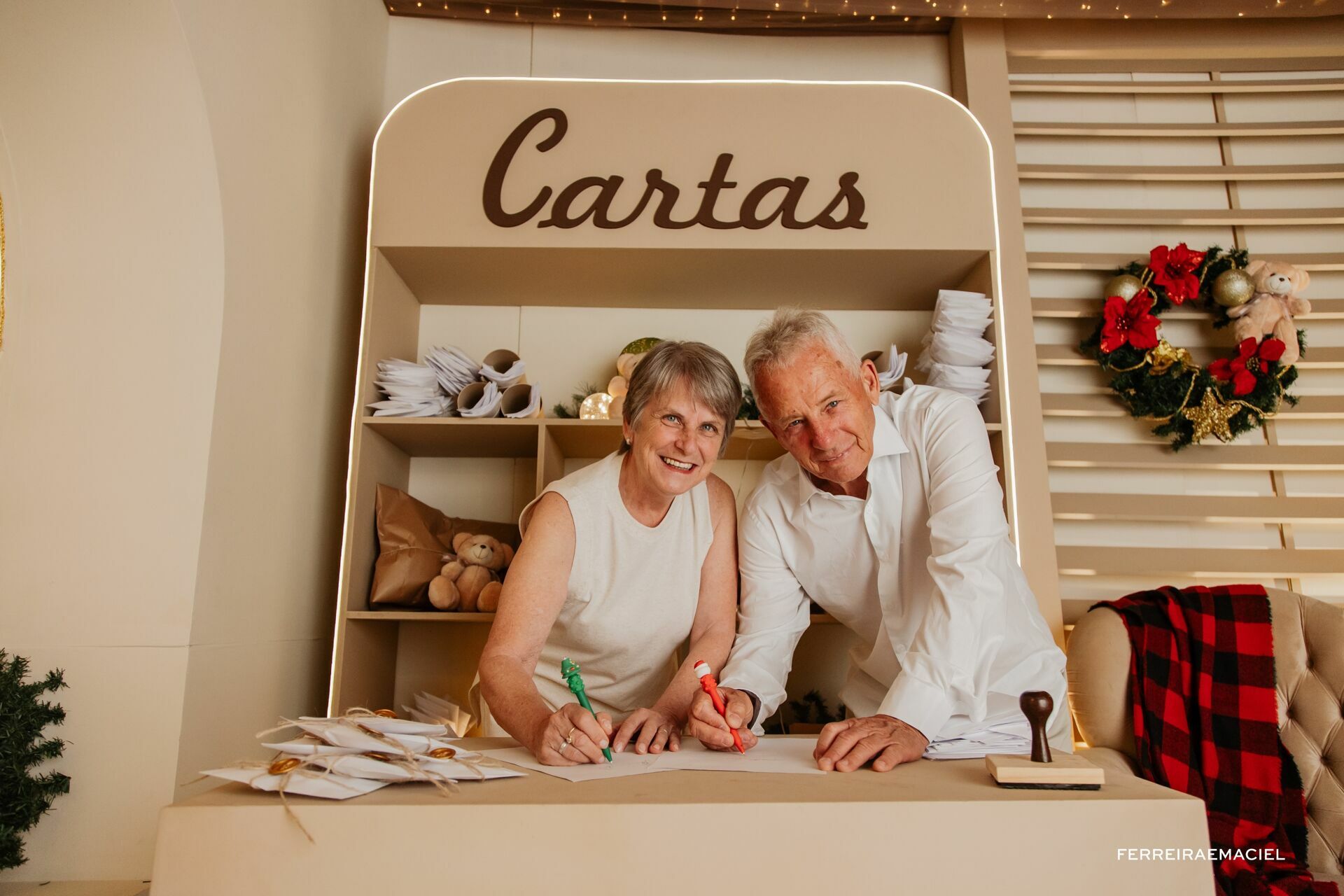 Foto Destinatário Papai Noel - Especial de Natal 2025 - Fotógrafo de estúdio em Araranguá - Cenário temático para fotografar - Araranguá - SC Foto Destinatário Papai Noel - Especial de Natal 2025 - Fotógrafo de estúdio em Araranguá - Cenário temático para fotografar - Araranguá - SC - Imagem 128