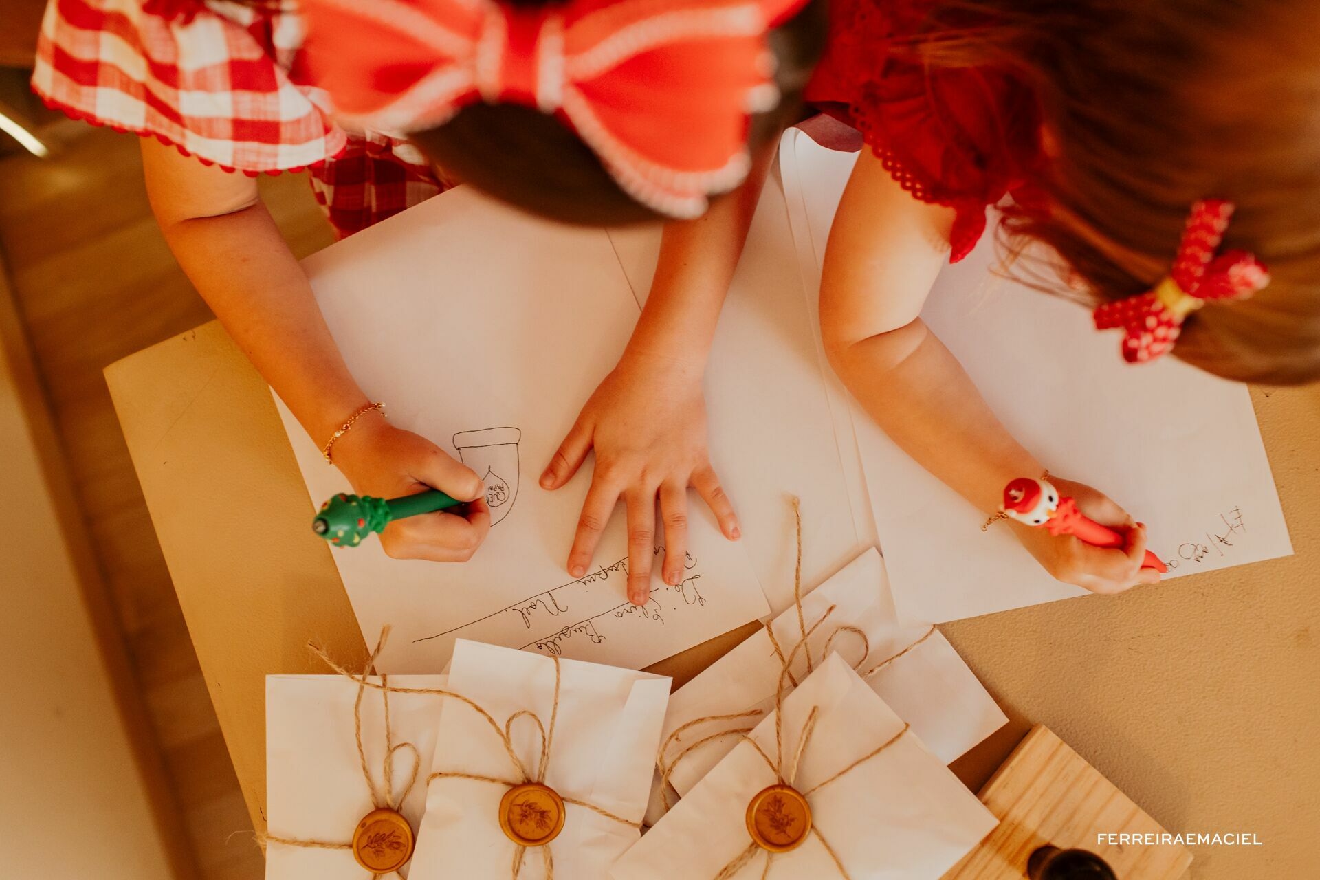 Foto Destinatário Papai Noel - Especial de Natal 2025 - Fotógrafo de estúdio em Araranguá - Cenário temático para fotografar - Araranguá - SC Foto Destinatário Papai Noel - Especial de Natal 2025 - Fotógrafo de estúdio em Araranguá - Cenário temático para fotografar - Araranguá - SC - Imagem 144