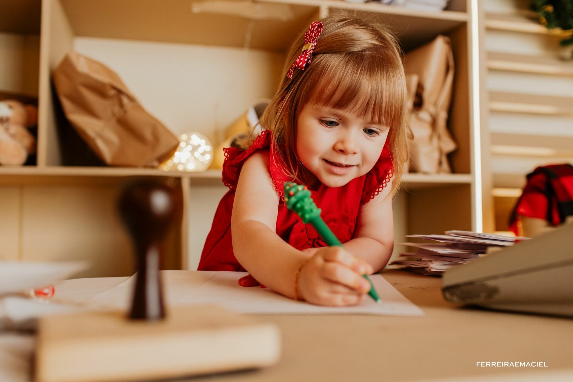 Foto Destinatário Papai Noel - Especial de Natal 2025 - Fotógrafo de estúdio em Araranguá - Cenário temático para fotografar - Araranguá - SC Foto Destinatário Papai Noel - Especial de Natal 2025 - Fotógrafo de estúdio em Araranguá - Cenário temático para fotografar - Araranguá - SC - Imagem 143