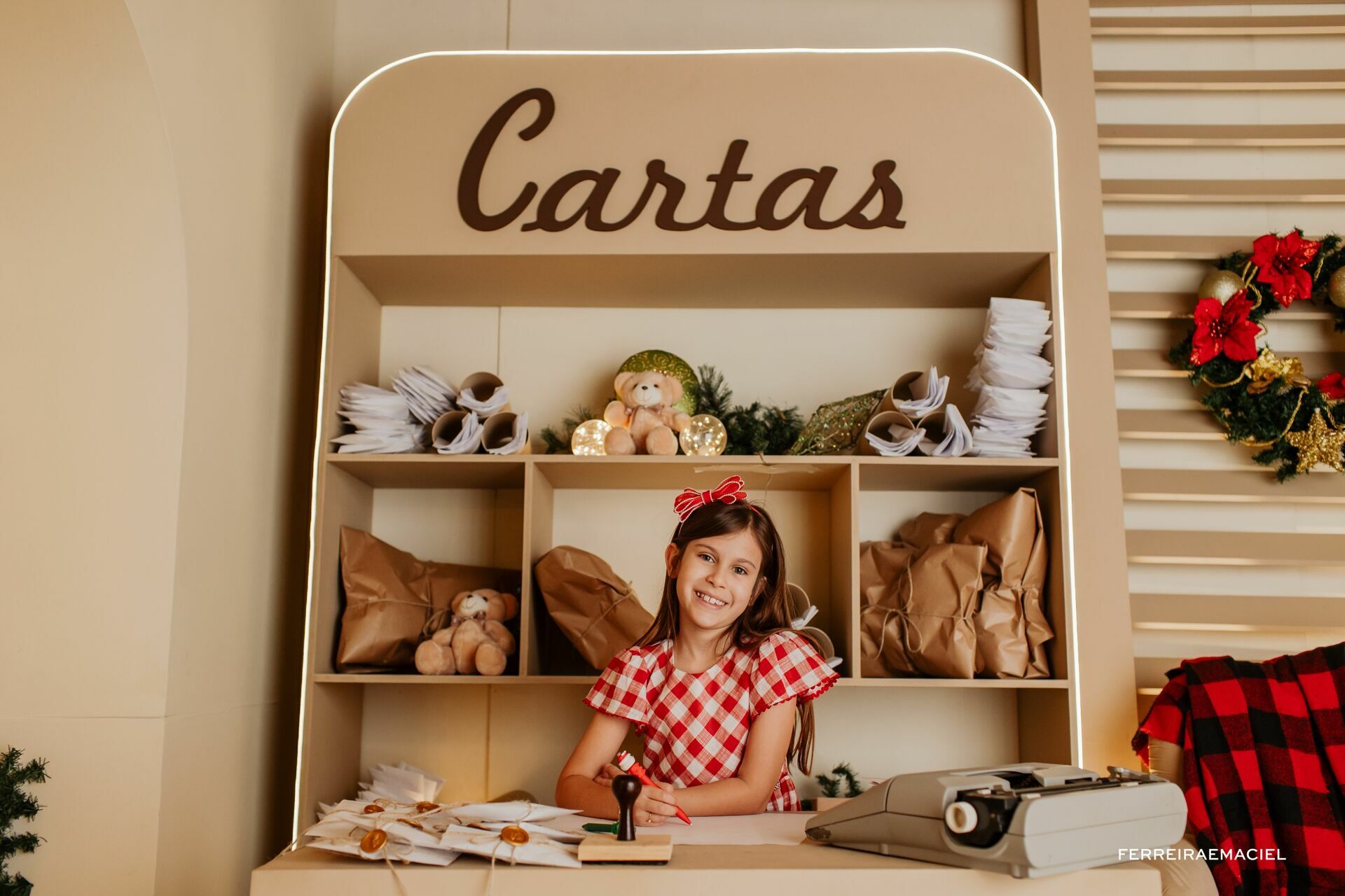 Foto Destinatário Papai Noel - Especial de Natal 2025 - Fotógrafo de estúdio em Araranguá - Cenário temático para fotografar - Araranguá - SC Foto Destinatário Papai Noel - Especial de Natal 2025 - Fotógrafo de estúdio em Araranguá - Cenário temático para fotografar - Araranguá - SC - Imagem 142