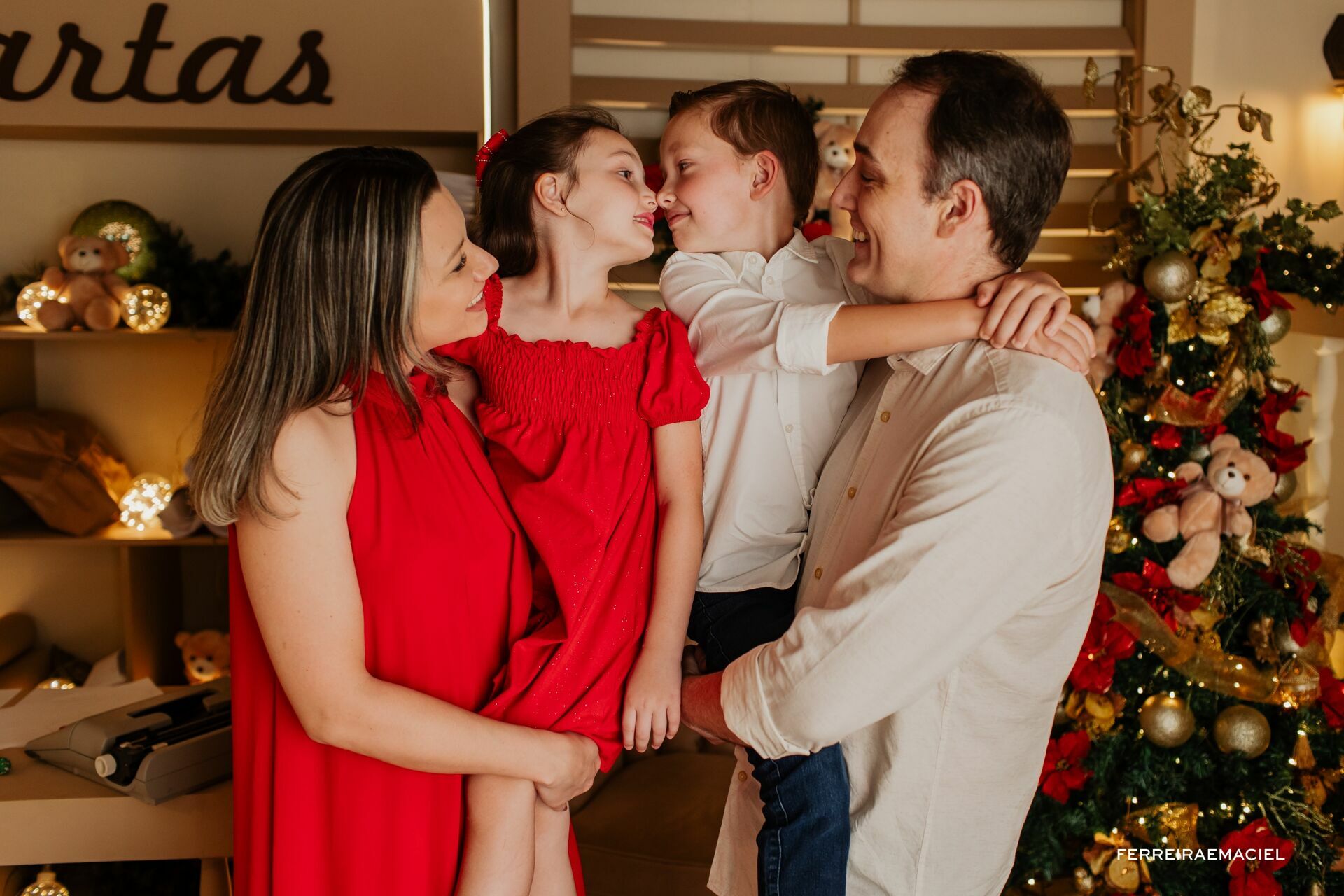 Foto Destinatário Papai Noel - Especial de Natal 2025 - Fotógrafo de estúdio em Araranguá - Cenário temático para fotografar - Araranguá - SC Foto Destinatário Papai Noel - Especial de Natal 2025 - Fotógrafo de estúdio em Araranguá - Cenário temático para fotografar - Araranguá - SC - Imagem 169