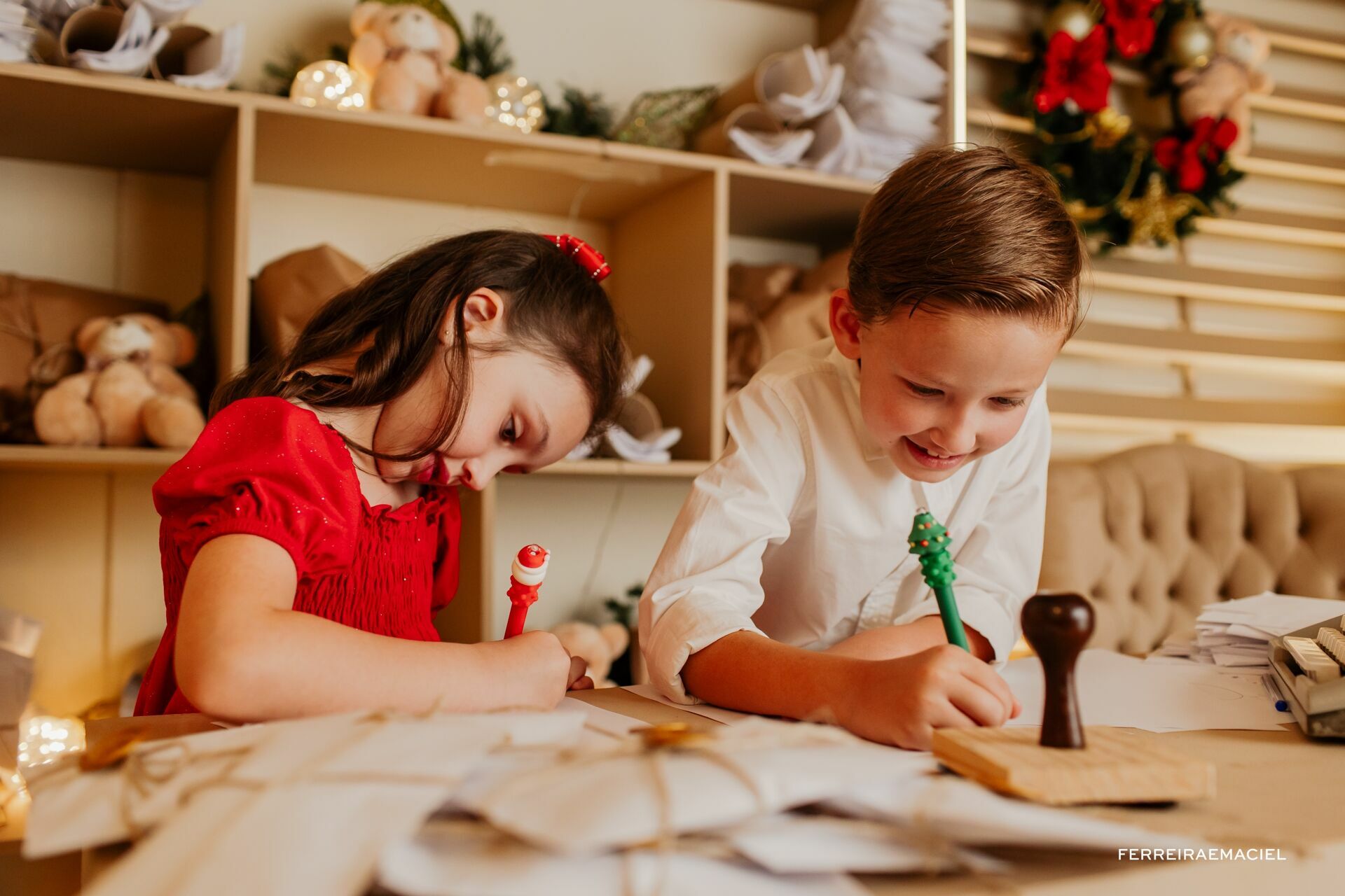 Foto Destinatário Papai Noel - Especial de Natal 2025 - Fotógrafo de estúdio em Araranguá - Cenário temático para fotografar - Araranguá - SC Foto Destinatário Papai Noel - Especial de Natal 2025 - Fotógrafo de estúdio em Araranguá - Cenário temático para fotografar - Araranguá - SC - Imagem 170