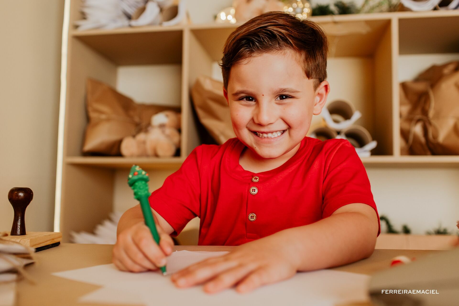 Foto Destinatário Papai Noel - Especial de Natal 2025 - Fotógrafo de estúdio em Araranguá - Cenário temático para fotografar - Araranguá - SC Foto Destinatário Papai Noel - Especial de Natal 2025 - Fotógrafo de estúdio em Araranguá - Cenário temático para fotografar - Araranguá - SC - Imagem 176