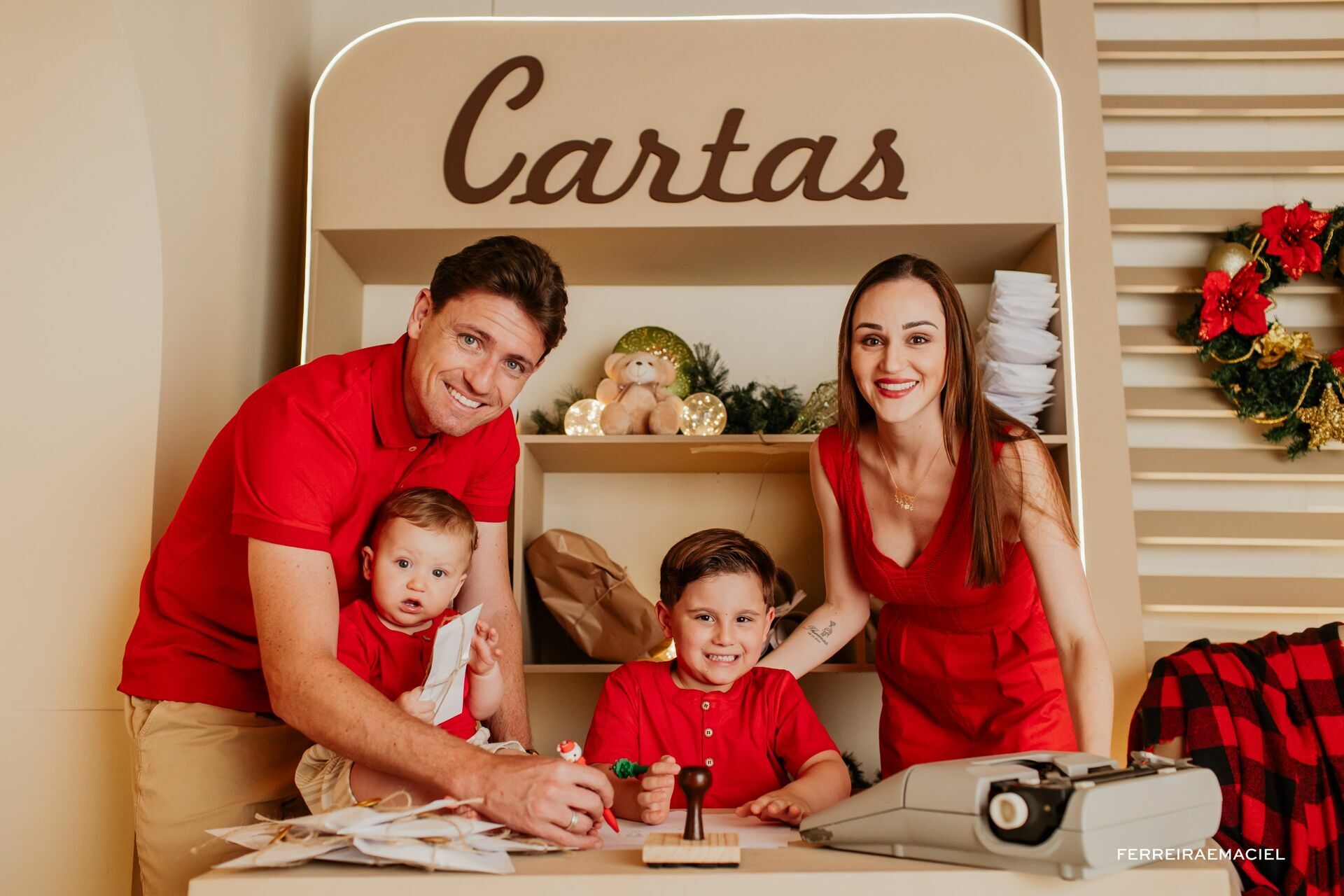 Foto Destinatário Papai Noel - Especial de Natal 2025 - Fotógrafo de estúdio em Araranguá - Cenário temático para fotografar - Araranguá - SC Foto Destinatário Papai Noel - Especial de Natal 2025 - Fotógrafo de estúdio em Araranguá - Cenário temático para fotografar - Araranguá - SC - Imagem 177