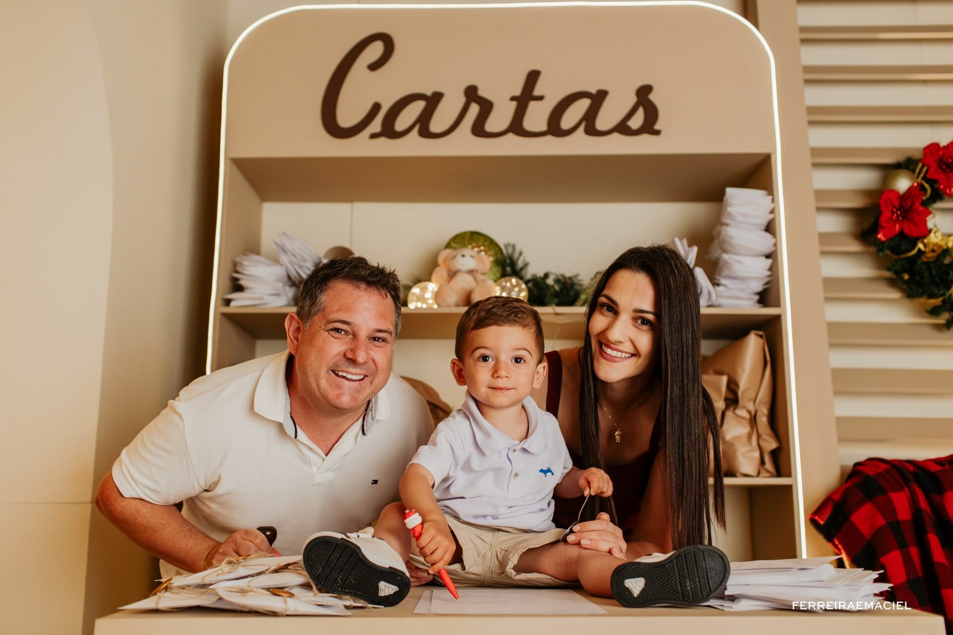 Foto Destinatário Papai Noel - Especial de Natal 2025 - Fotógrafo de estúdio em Araranguá - Cenário temático para fotografar - Araranguá - SC Foto Destinatário Papai Noel - Especial de Natal 2025 - Fotógrafo de estúdio em Araranguá - Cenário temático para fotografar - Araranguá - SC - Imagem 194