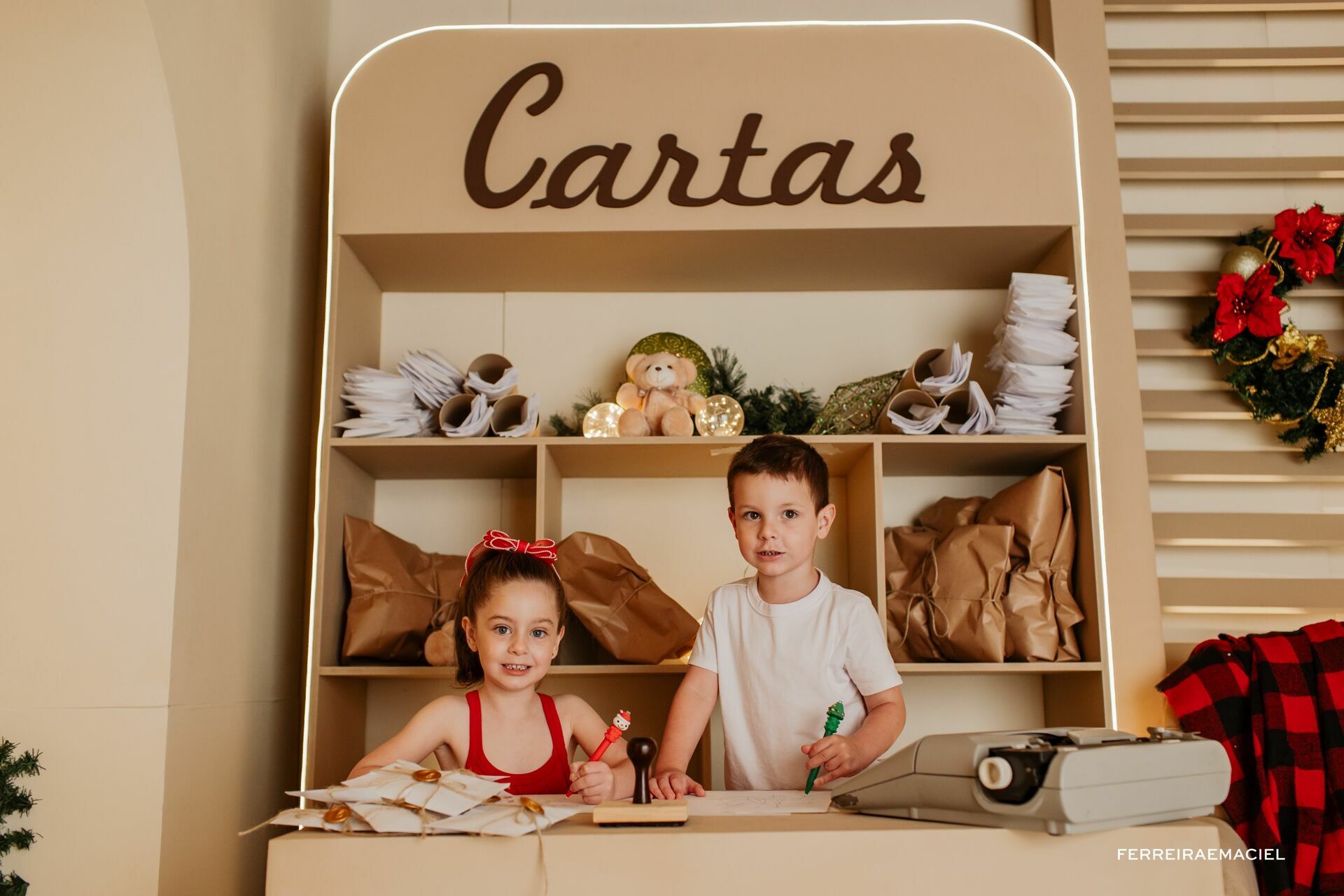 Foto Destinatário Papai Noel - Especial de Natal 2025 - Fotógrafo de estúdio em Araranguá - Cenário temático para fotografar - Araranguá - SC Foto Destinatário Papai Noel - Especial de Natal 2025 - Fotógrafo de estúdio em Araranguá - Cenário temático para fotografar - Araranguá - SC - Imagem 201