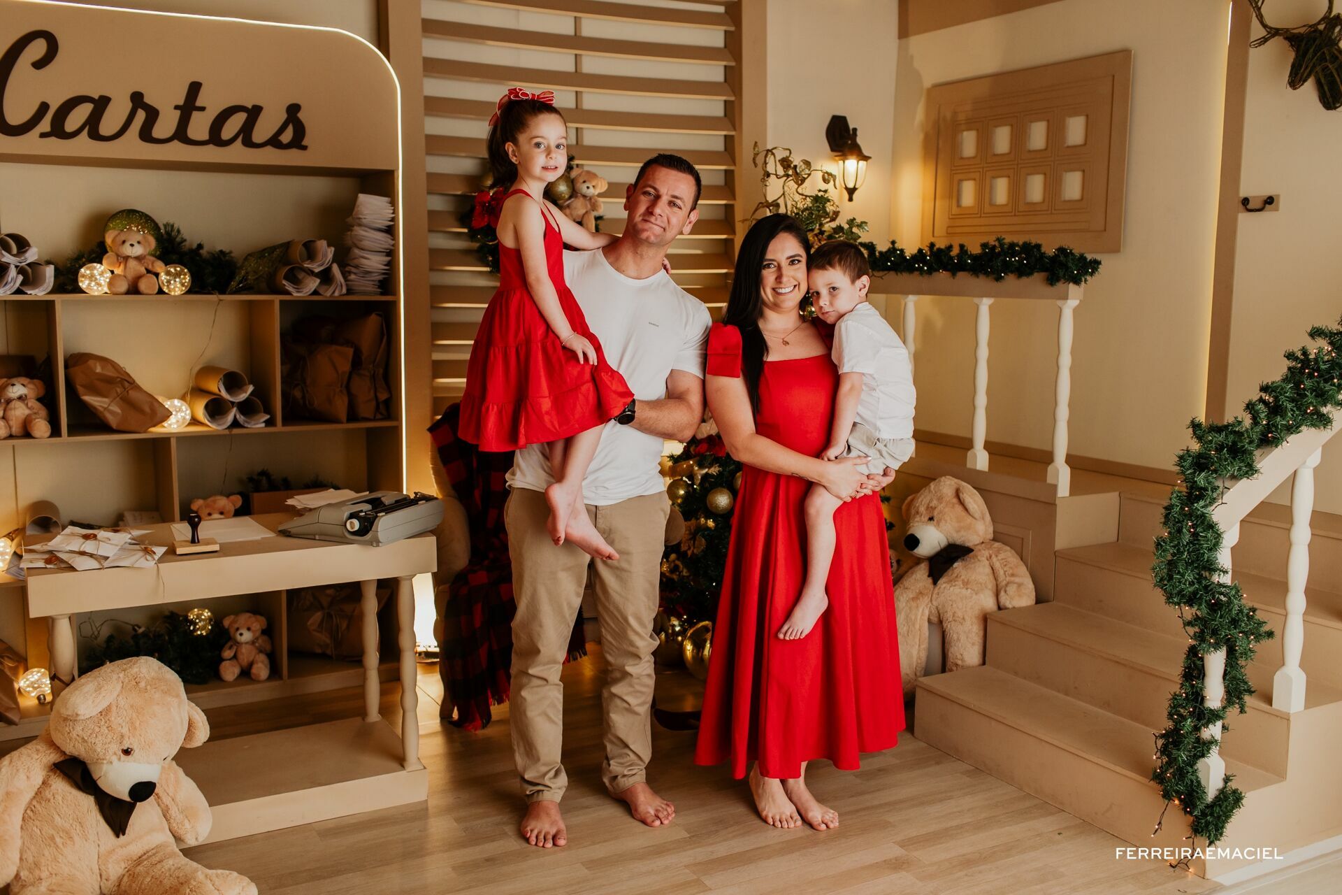 Foto Destinatário Papai Noel - Especial de Natal 2025 - Fotógrafo de estúdio em Araranguá - Cenário temático para fotografar - Araranguá - SC Foto Destinatário Papai Noel - Especial de Natal 2025 - Fotógrafo de estúdio em Araranguá - Cenário temático para fotografar - Araranguá - SC - Imagem 197