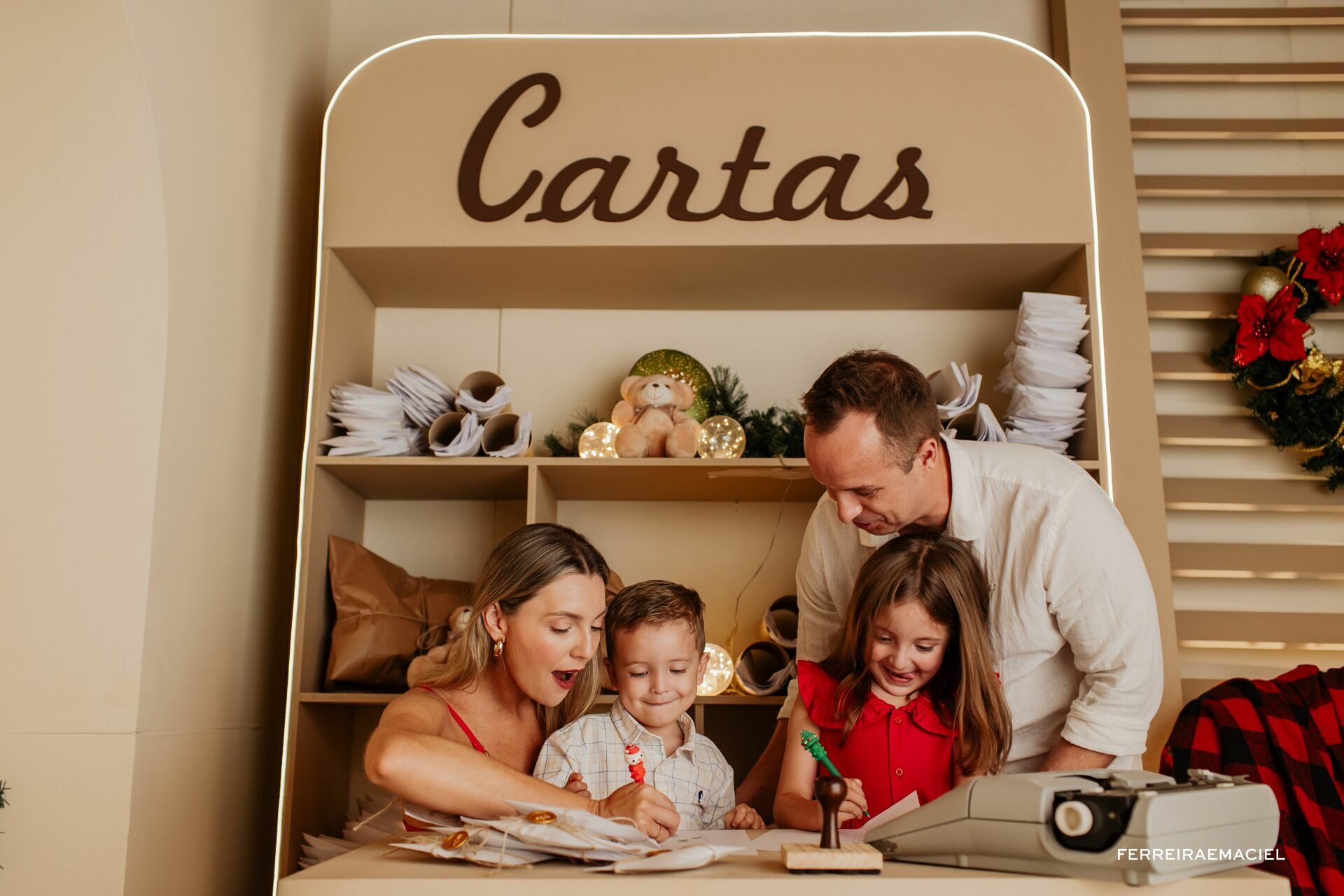 Foto Destinatário Papai Noel - Especial de Natal 2025 - Fotógrafo de estúdio em Araranguá - Cenário temático para fotografar - Araranguá - SC Foto Destinatário Papai Noel - Especial de Natal 2025 - Fotógrafo de estúdio em Araranguá - Cenário temático para fotografar - Araranguá - SC - Imagem 215