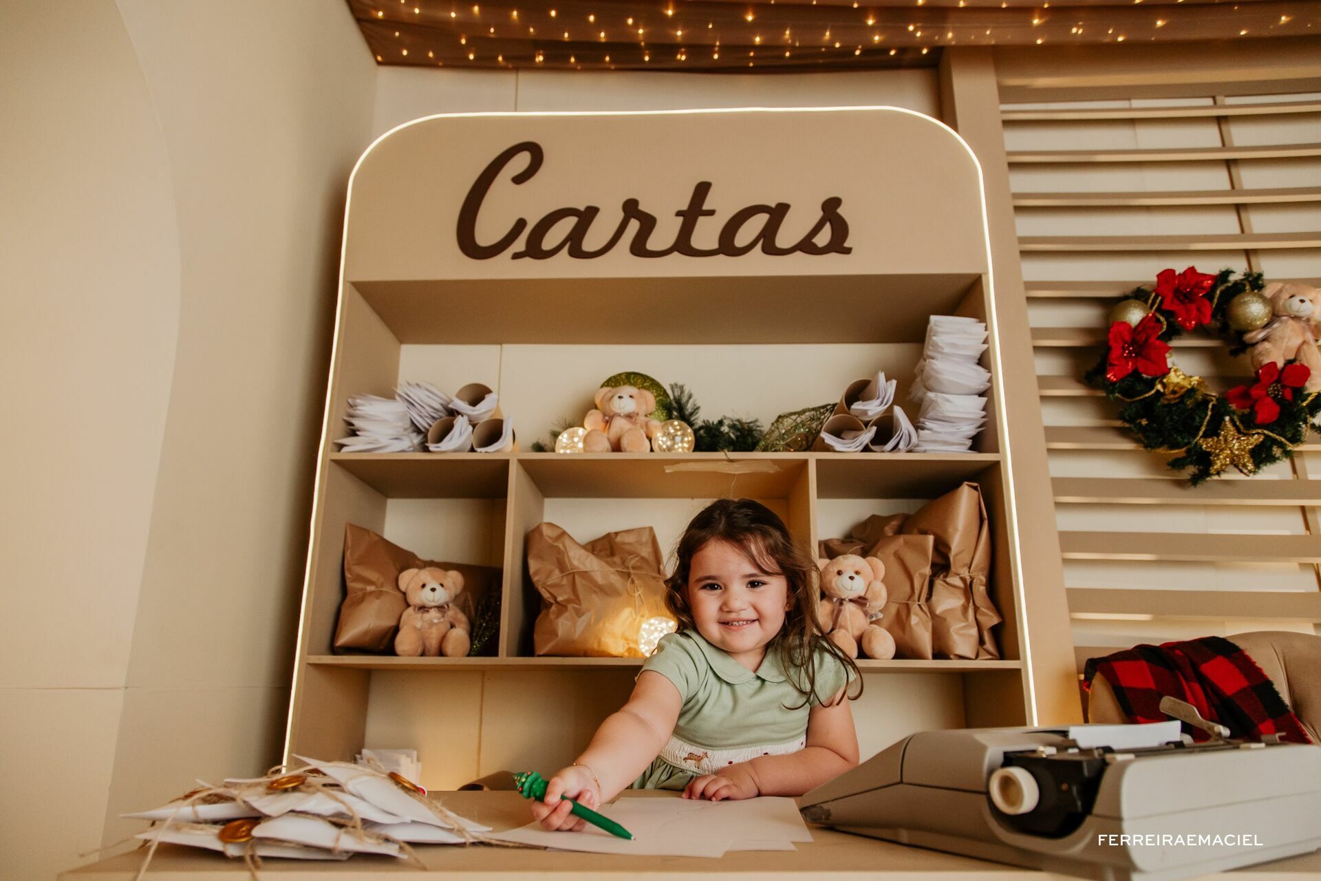 Foto Destinatário Papai Noel - Especial de Natal 2025 - Fotógrafo de estúdio em Araranguá - Cenário temático para fotografar - Araranguá - SC Foto Destinatário Papai Noel - Especial de Natal 2025 - Fotógrafo de estúdio em Araranguá - Cenário temático para fotografar - Araranguá - SC - Imagem 226