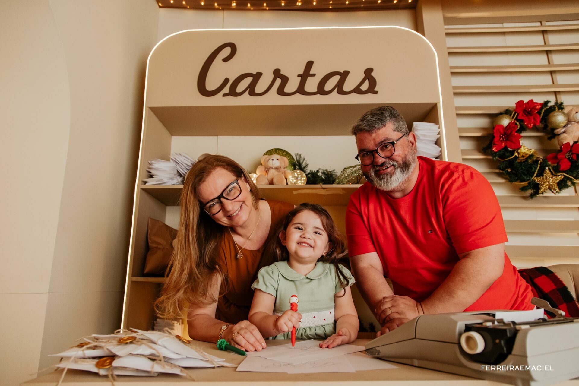 Foto Destinatário Papai Noel - Especial de Natal 2025 - Fotógrafo de estúdio em Araranguá - Cenário temático para fotografar - Araranguá - SC Foto Destinatário Papai Noel - Especial de Natal 2025 - Fotógrafo de estúdio em Araranguá - Cenário temático para fotografar - Araranguá - SC - Imagem 228