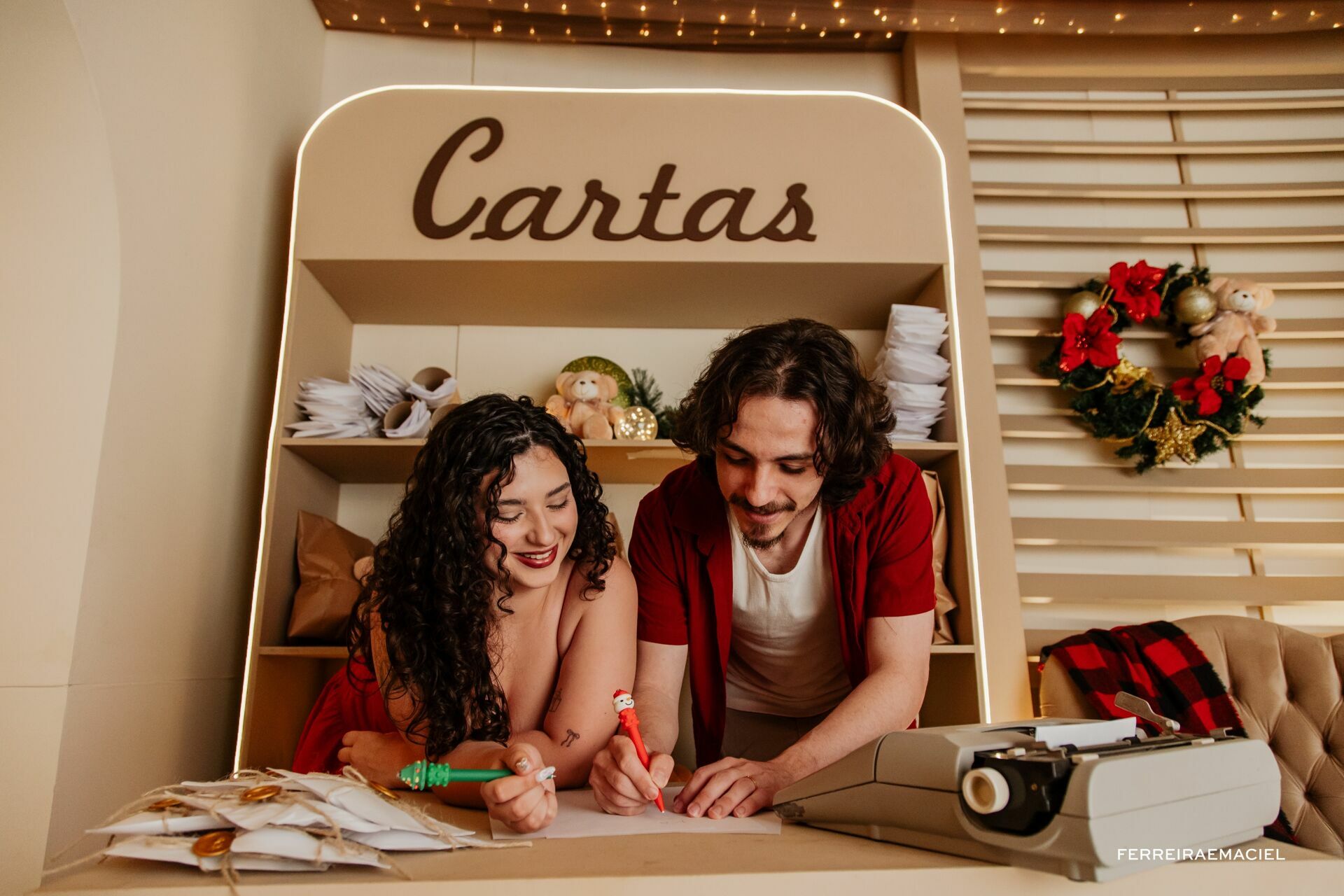 Foto Destinatário Papai Noel - Especial de Natal 2025 - Fotógrafo de estúdio em Araranguá - Cenário temático para fotografar - Araranguá - SC Foto Destinatário Papai Noel - Especial de Natal 2025 - Fotógrafo de estúdio em Araranguá - Cenário temático para fotografar - Araranguá - SC - Imagem 229