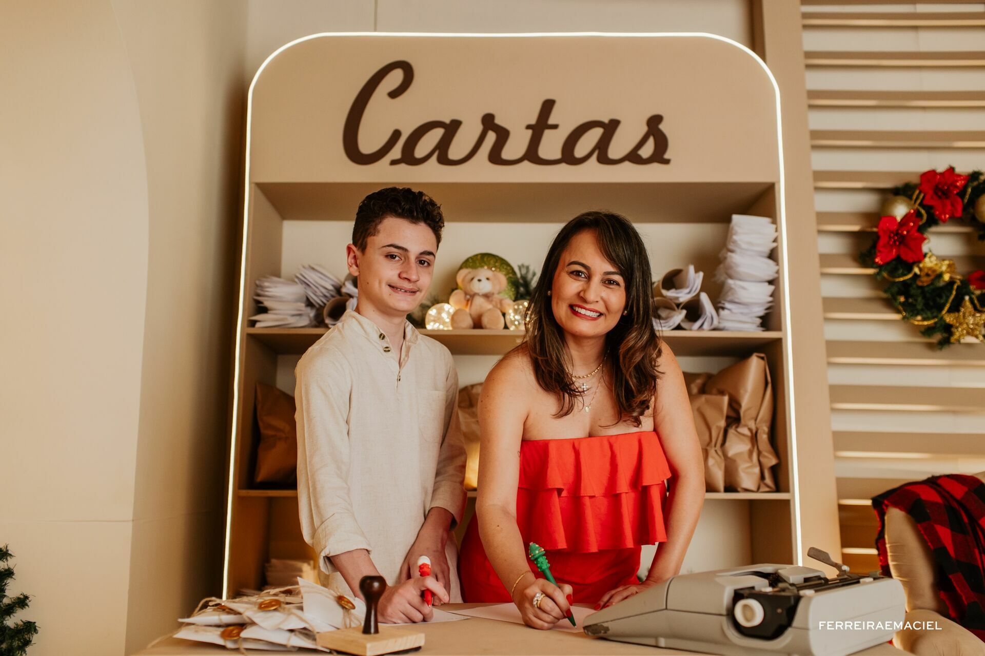 Foto Destinatário Papai Noel - Especial de Natal 2025 - Fotógrafo de estúdio em Araranguá - Cenário temático para fotografar - Araranguá - SC Foto Destinatário Papai Noel - Especial de Natal 2025 - Fotógrafo de estúdio em Araranguá - Cenário temático para fotografar - Araranguá - SC - Imagem 239