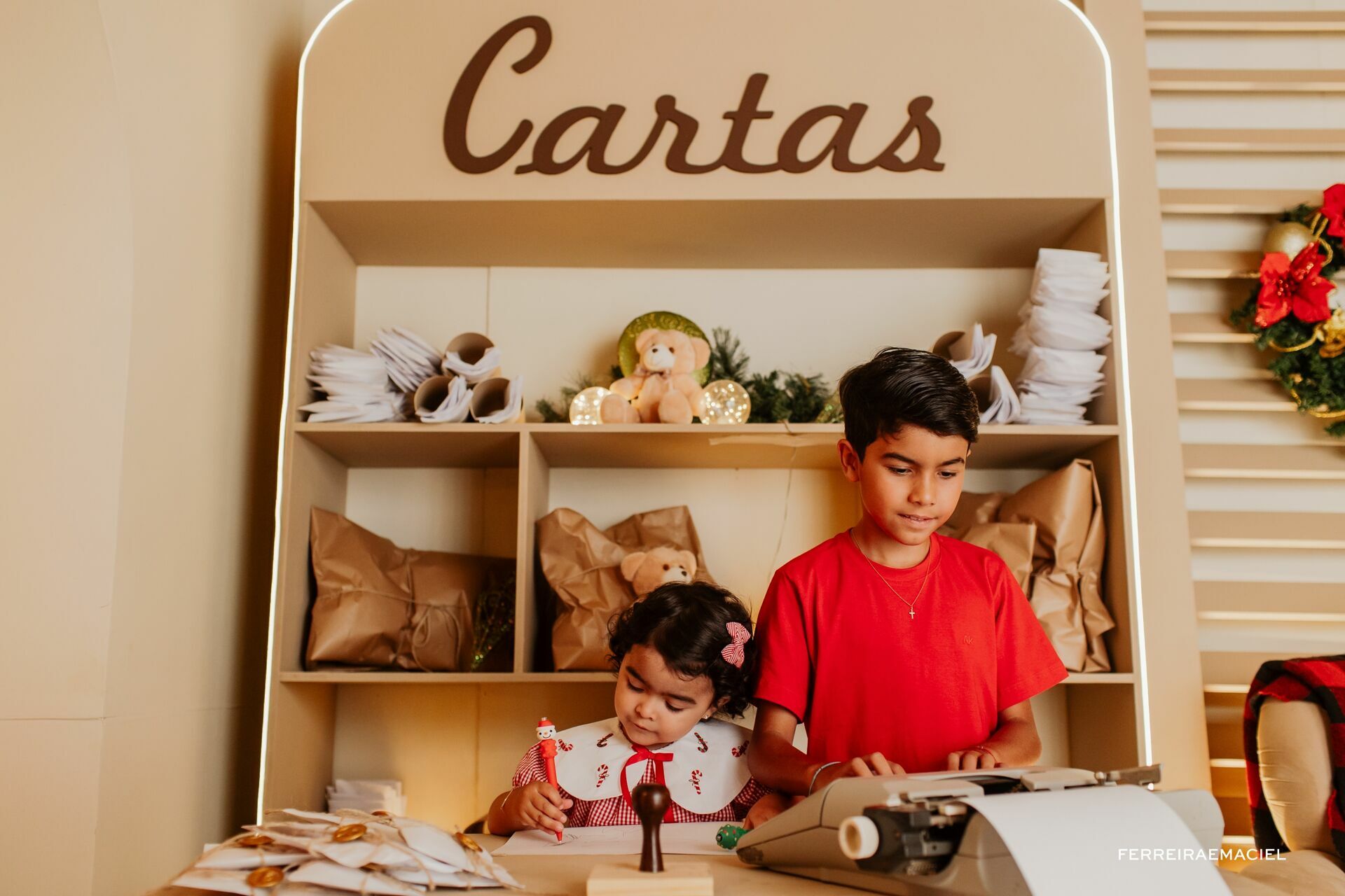 Foto Destinatário Papai Noel - Especial de Natal 2025 - Fotógrafo de estúdio em Araranguá - Cenário temático para fotografar - Araranguá - SC Foto Destinatário Papai Noel - Especial de Natal 2025 - Fotógrafo de estúdio em Araranguá - Cenário temático para fotografar - Araranguá - SC - Imagem 289