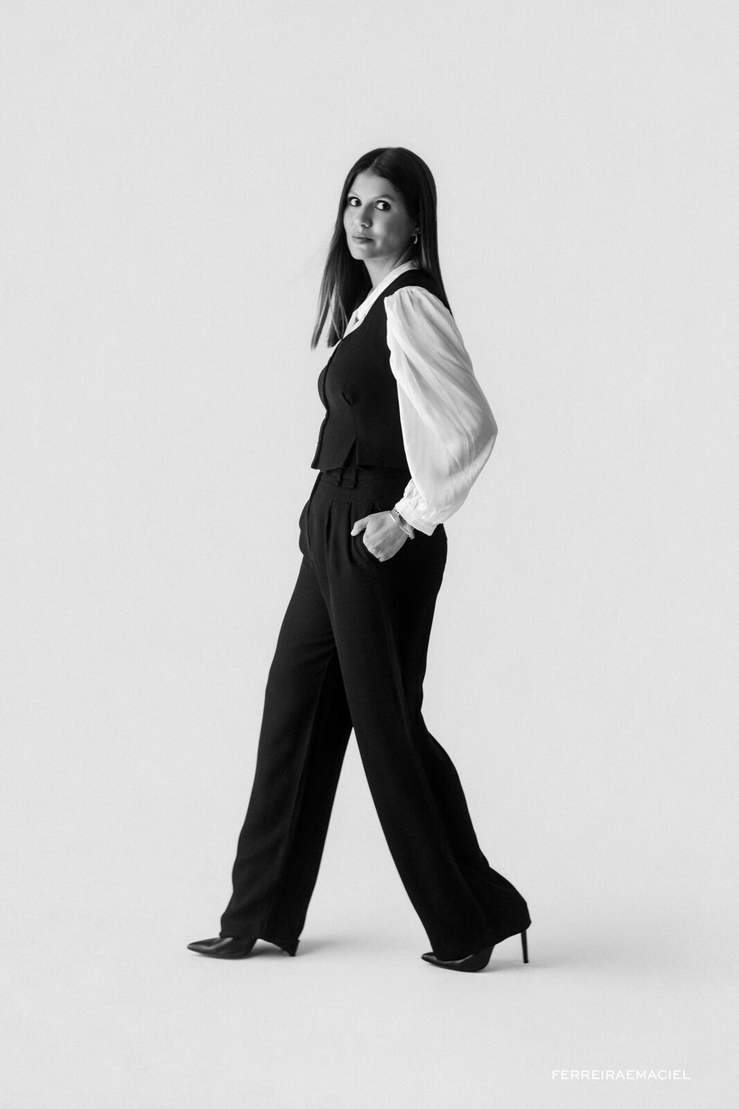 Foto Ensaio Corporativo – Advogada Natália Martinello – Fotografia Profissional em Estúdio – Araranguá – SC - Imagem 2