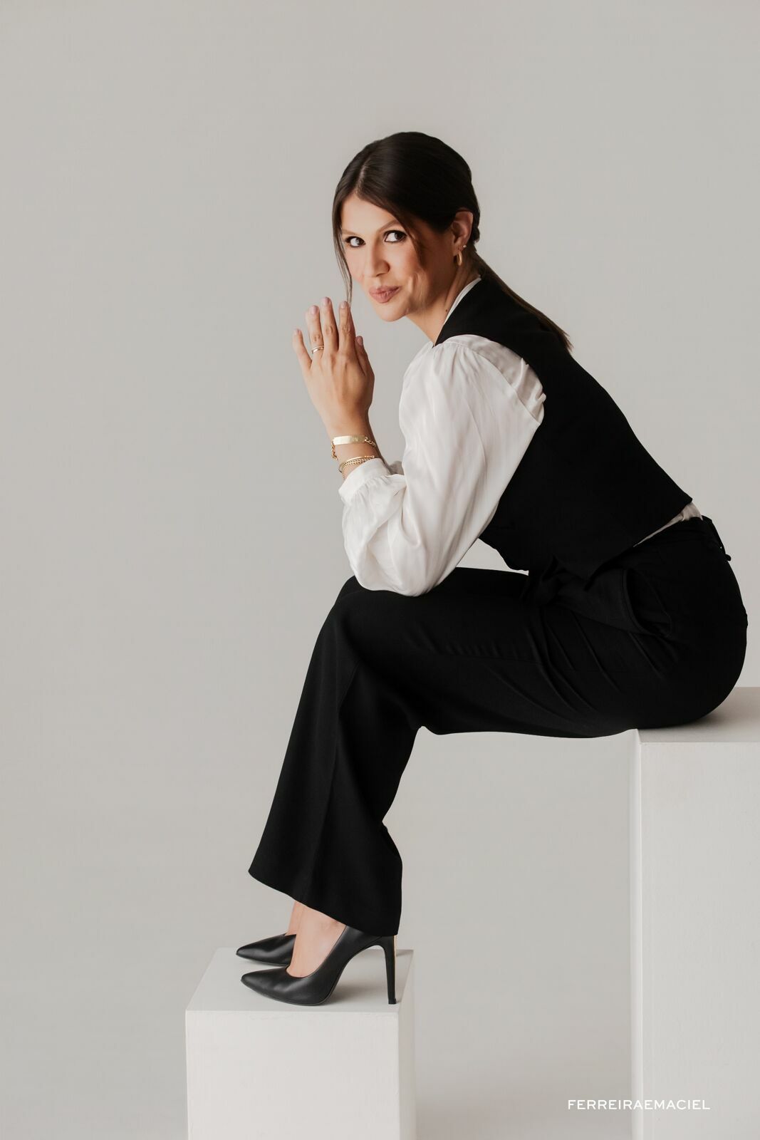 Foto Ensaio Corporativo – Advogada Natália Martinello – Fotografia Profissional em Estúdio – Araranguá – SC - Imagem 26