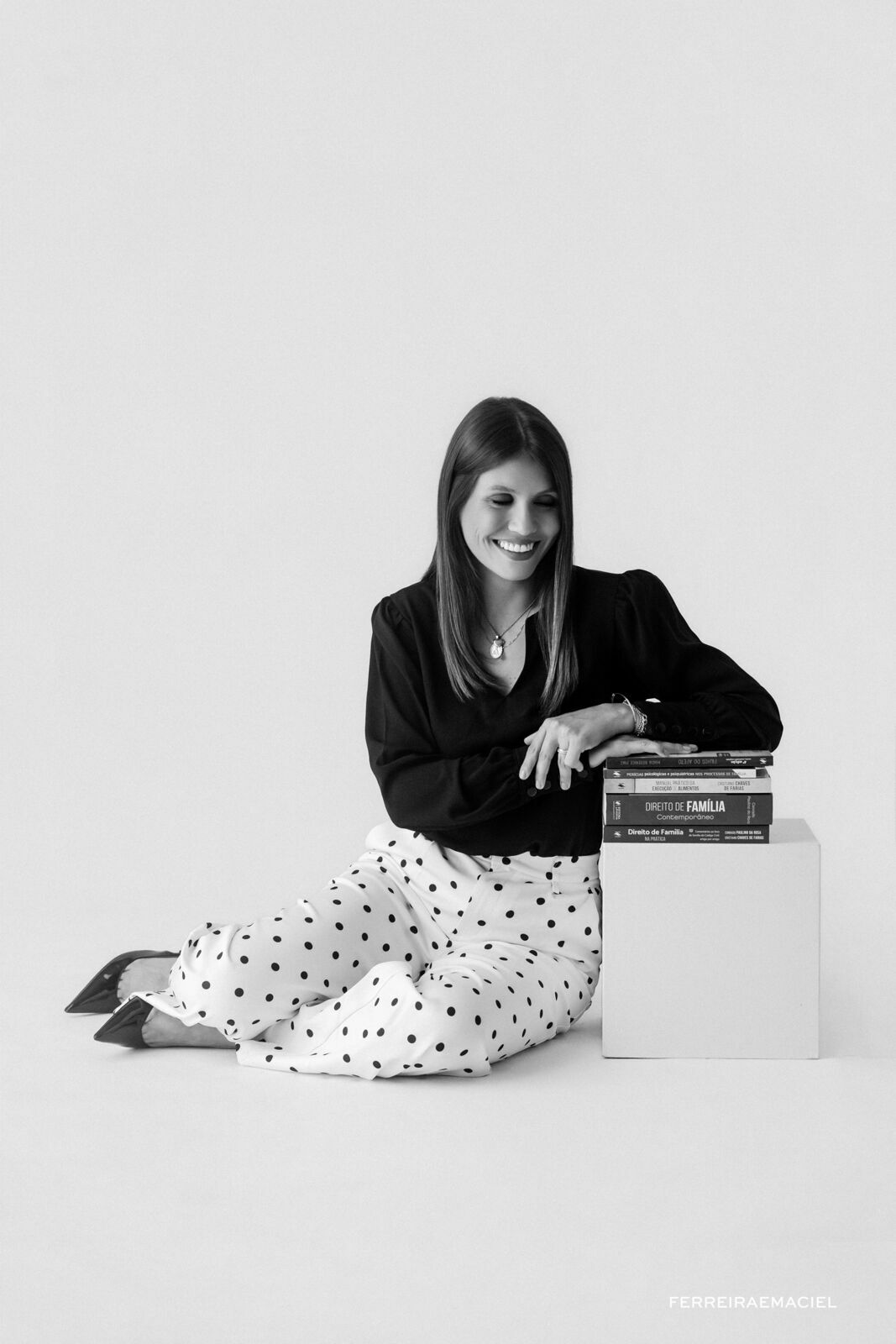 Foto Ensaio Corporativo – Advogada Natália Martinello – Fotografia Profissional em Estúdio – Araranguá – SC - Imagem 1