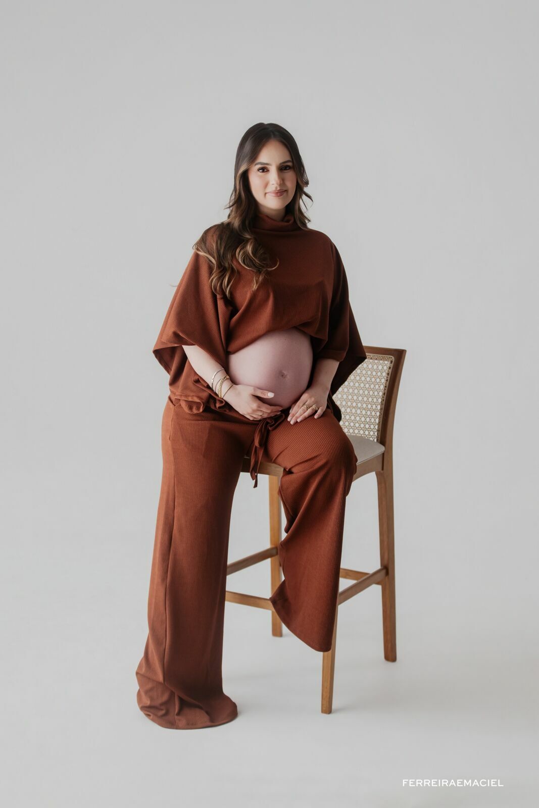 Foto Ensaio Gestante em Estúdio – Karina Mezzari – Fotografia Profissional e Produção de Moda – Araranguá SC - Imagem 1