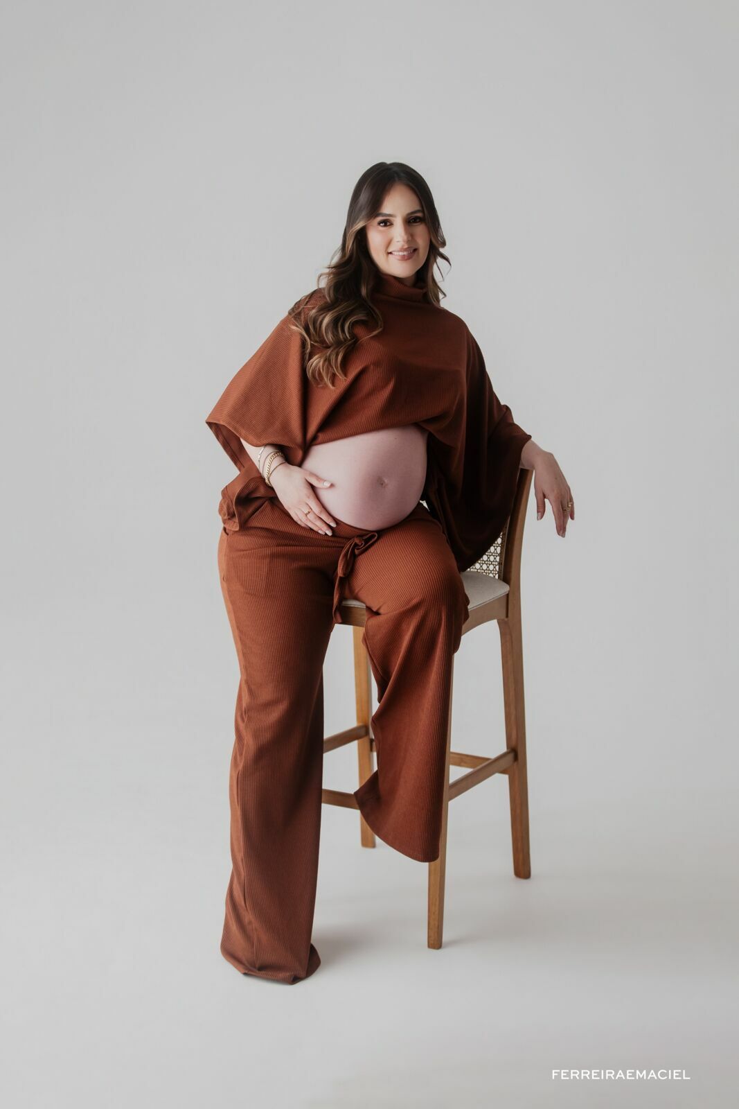 Foto Ensaio Gestante em Estúdio – Karina Mezzari – Fotografia Profissional e Produção de Moda – Araranguá SC - Imagem 2
